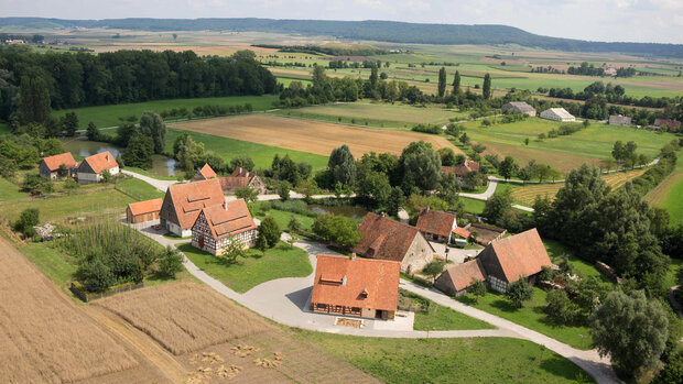 Luftaufnahme eines Dorfensembles im Freilandmuseum Bad Windsheim.